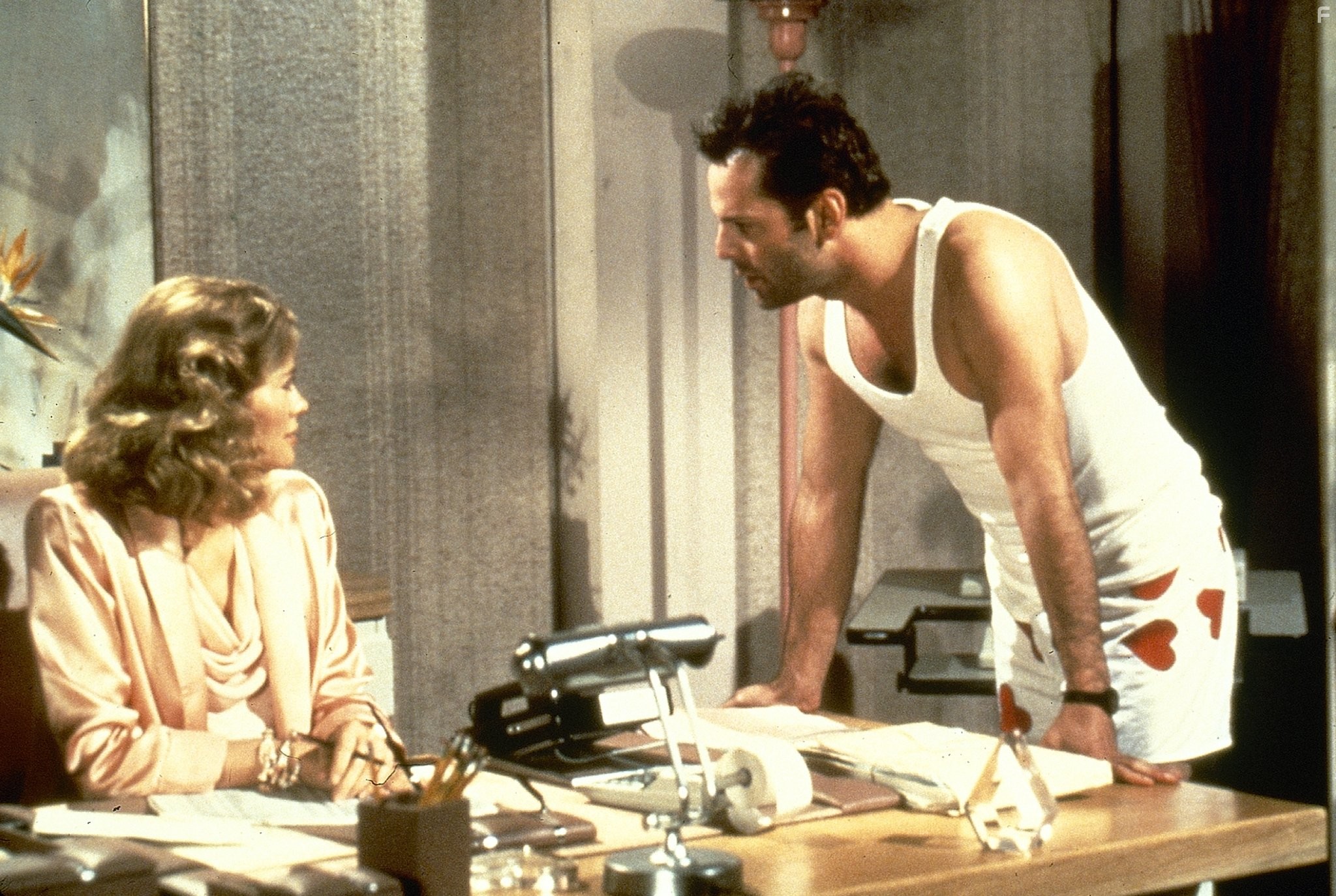Bruce Willis and Cybill Shepherd in Детективное агентство 'Лунный свет' (1985)