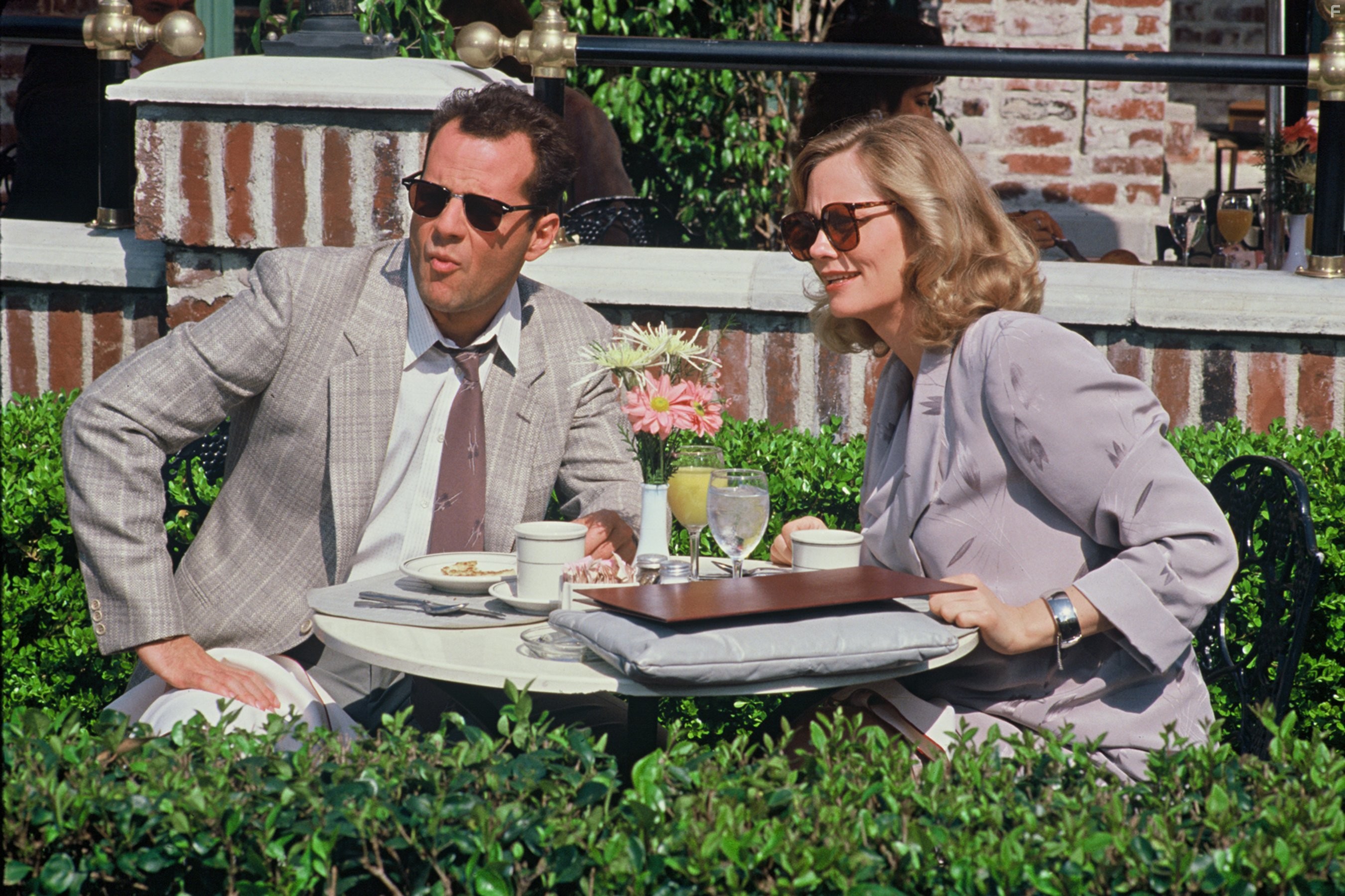 Bruce Willis and Cybill Shepherd in Детективное агентство 'Лунный свет' (1985)