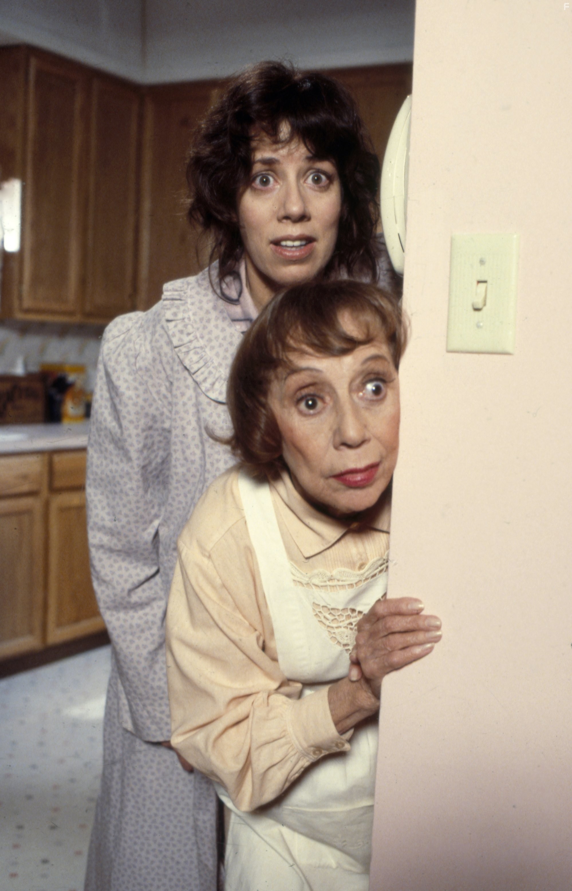 Allyce Beasley and Imogene Coca in Детективное агентство 'Лунный свет' (1985)