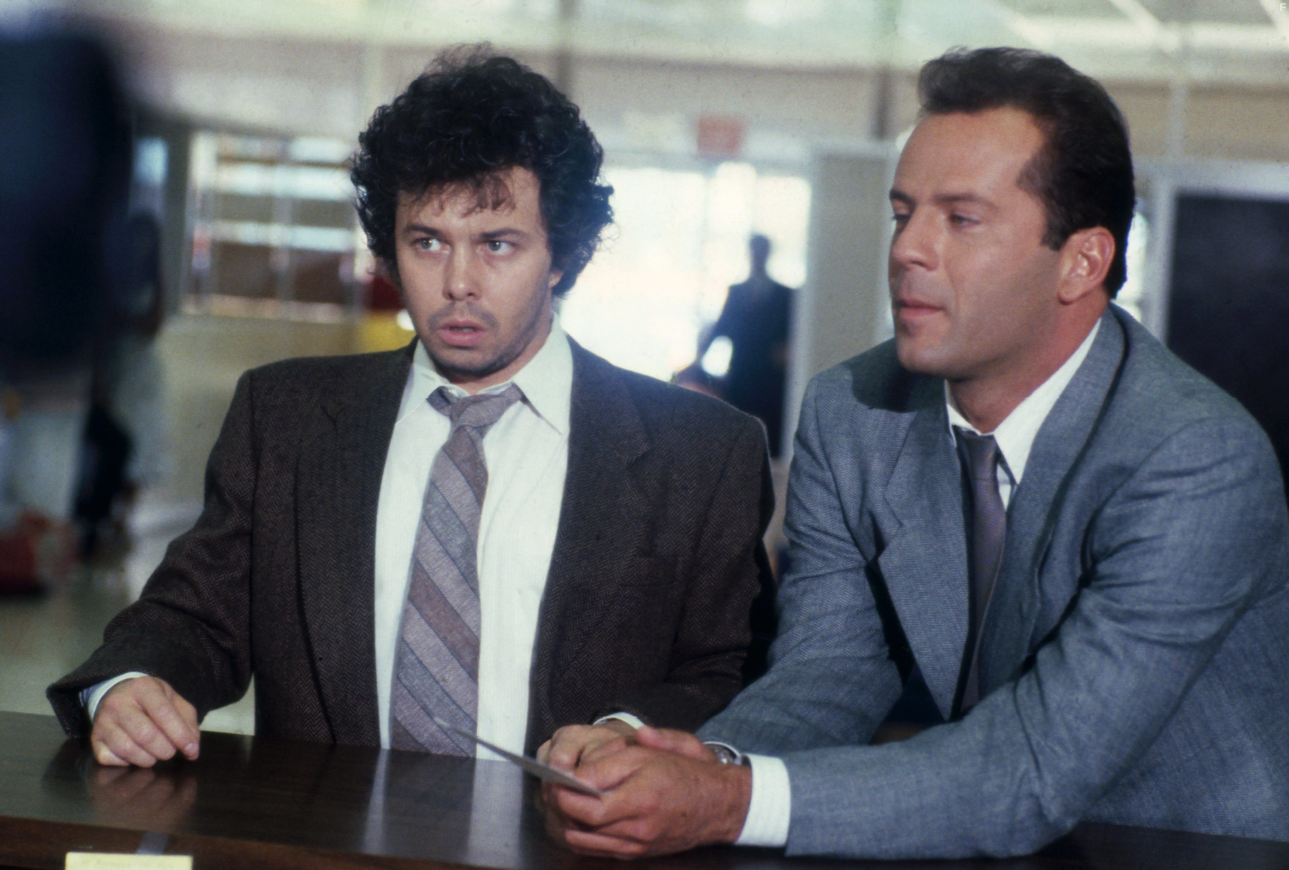 Bruce Willis and Curtis Armstrong in Детективное агентство 'Лунный свет' (1985)