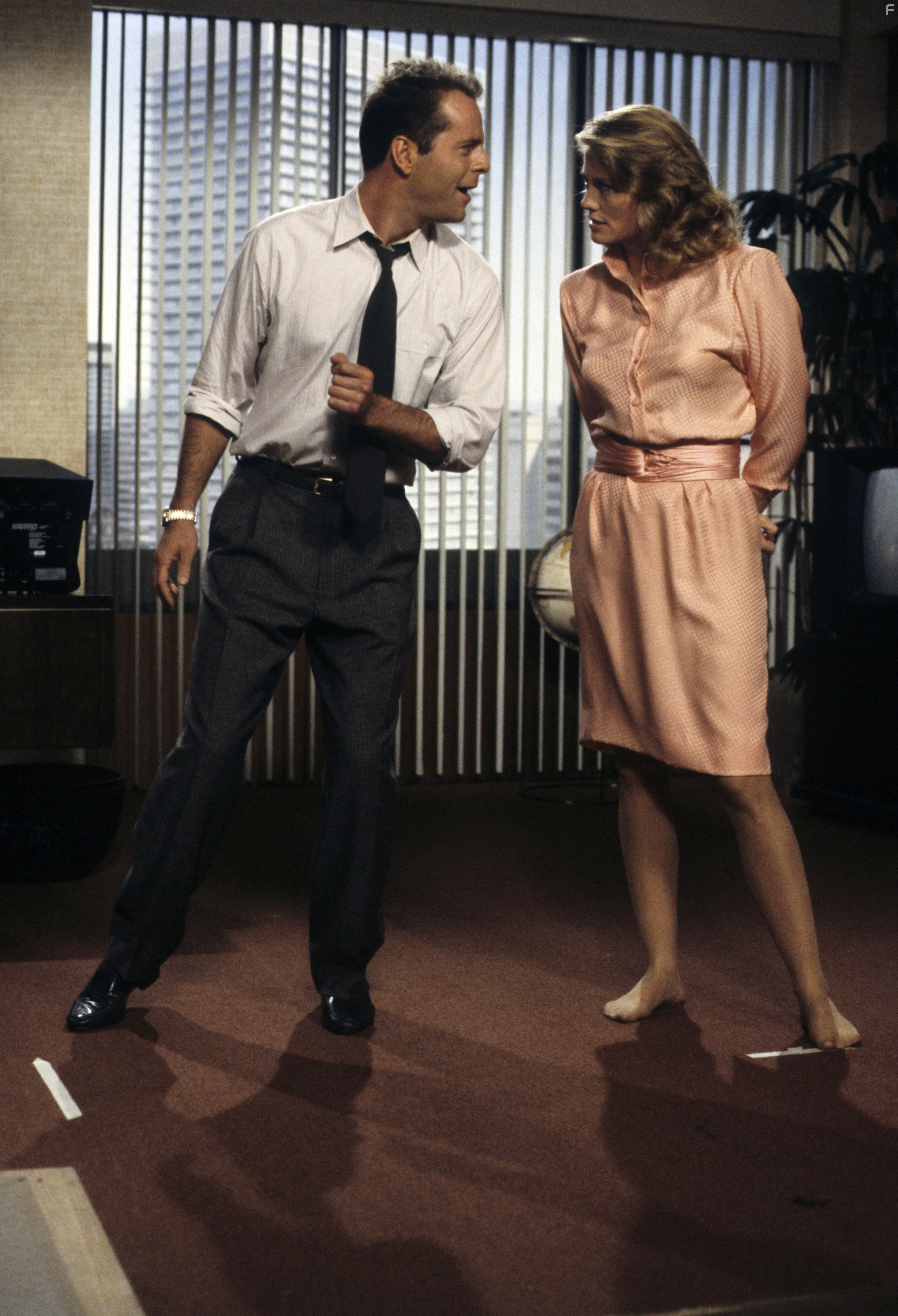 Bruce Willis and Cybill Shepherd in Детективное агентство 'Лунный свет' (1985)