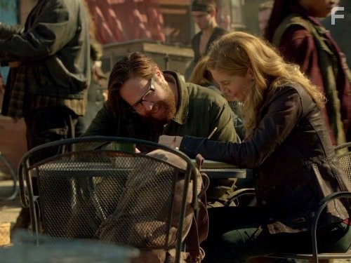 Elizabeth Mitchell and Zak Orth in Революция (2012)