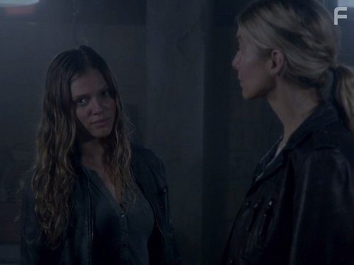 Elizabeth Mitchell and Tracy Spiridakos in Революция (2012)
