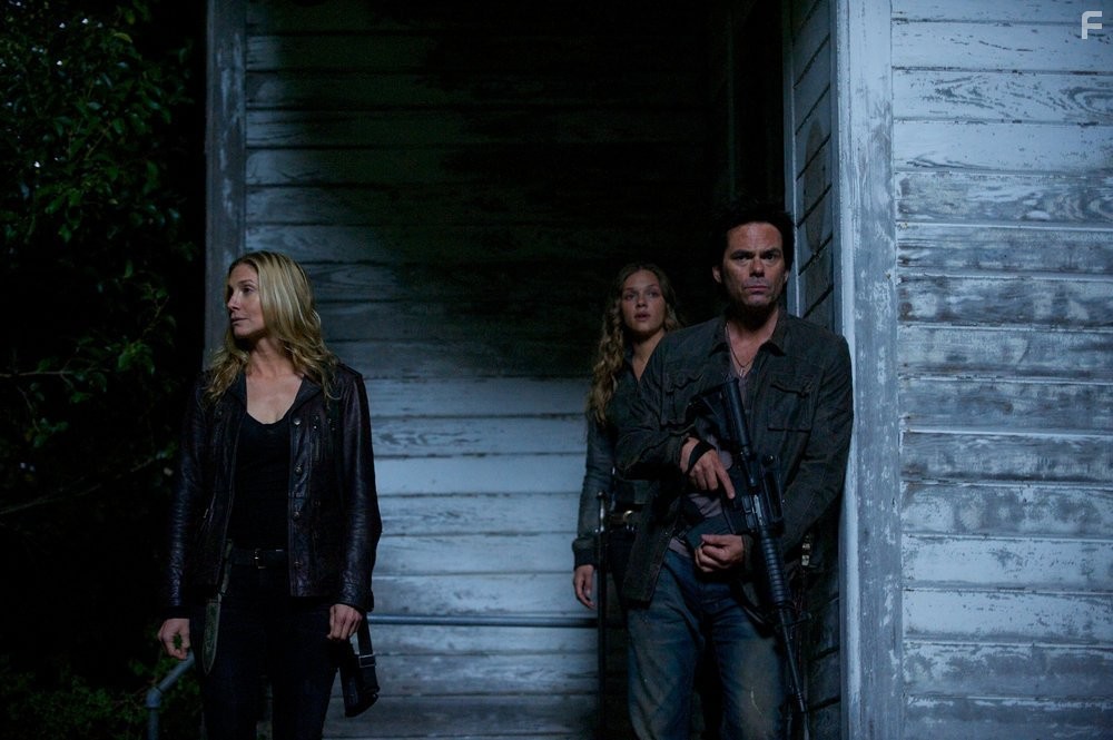 Billy Burke, Elizabeth Mitchell, and Tracy Spiridakos in Революция (2012)