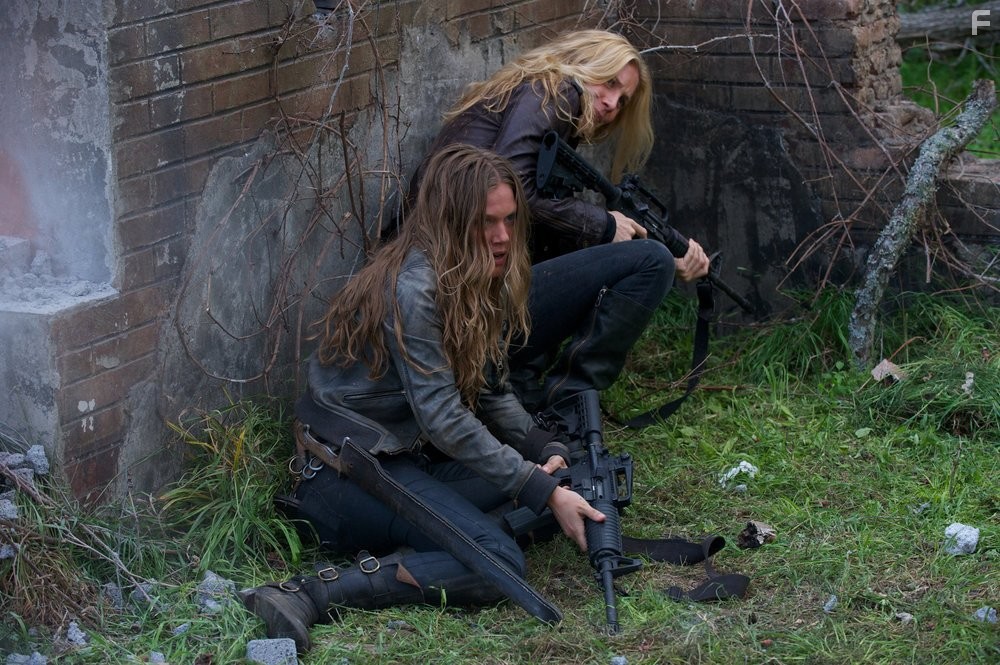 Elizabeth Mitchell and Tracy Spiridakos in Революция (2012)
