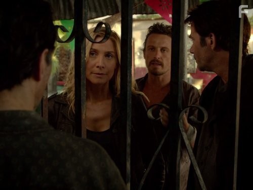 Billy Burke, Elizabeth Mitchell, and David Lyons in Революция (2012)