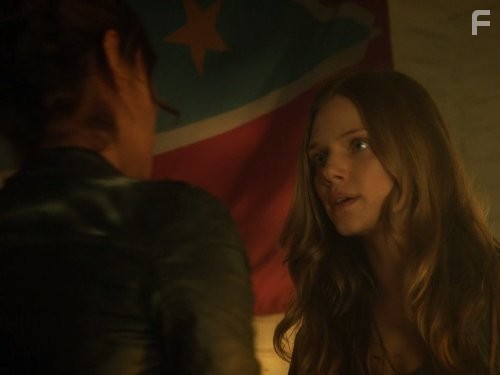 Tracy Spiridakos in Революция (2012)