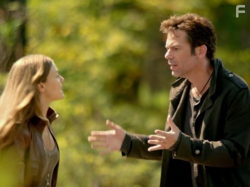 Billy Burke and Tracy Spiridakos in Революция (2012)