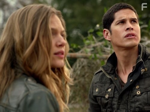 JD Pardo and Tracy Spiridakos in Революция (2012)
