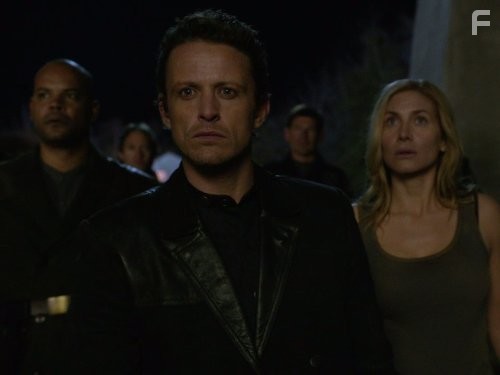 Elizabeth Mitchell and David Lyons in Революция (2012)