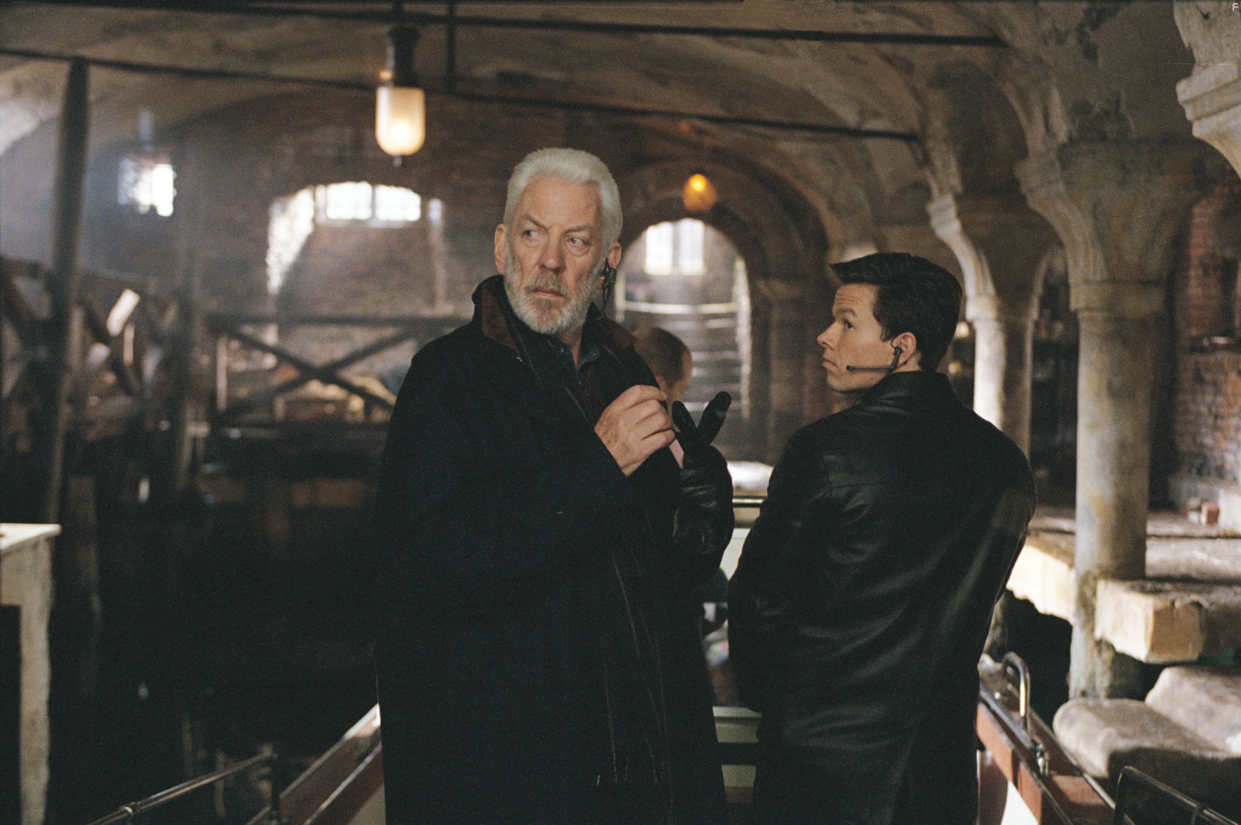 Mark Wahlberg and Donald Sutherland in Ограбление по-итальянски (2003)