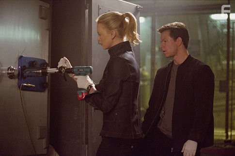 Charlize Theron and Mark Wahlberg in Ограбление по-итальянски (2003)