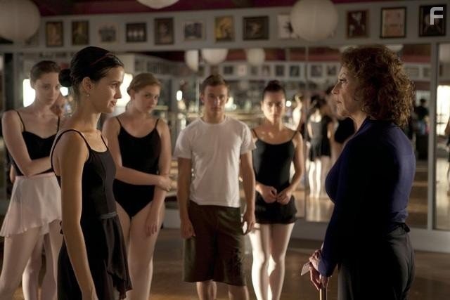 Kelly Bishop and Julia Goldani Telles in Балерины (2012)