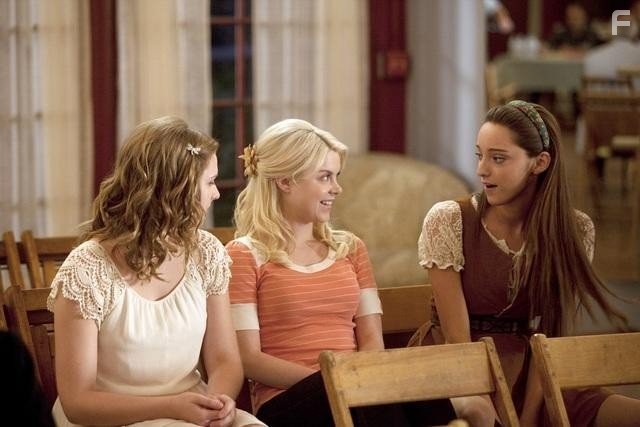 Emma Dumont, Kaitlyn Jenkins, and Bailey De Young in Балерины (2012)