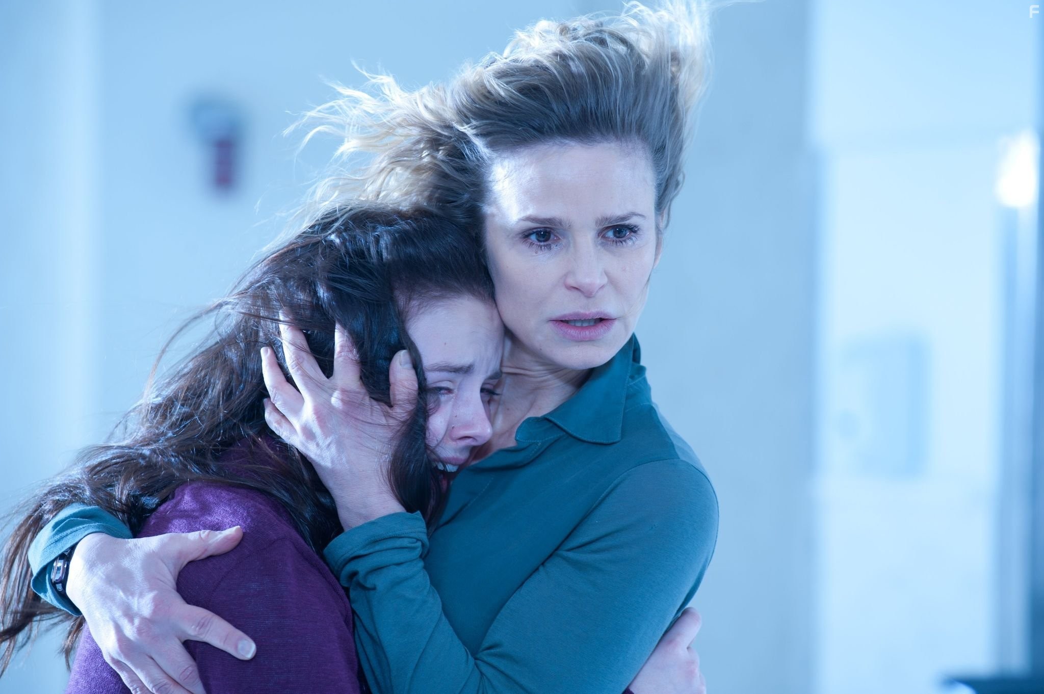 Kyra Sedgwick and Madison Davenport in Шкатулка проклятия (2012)