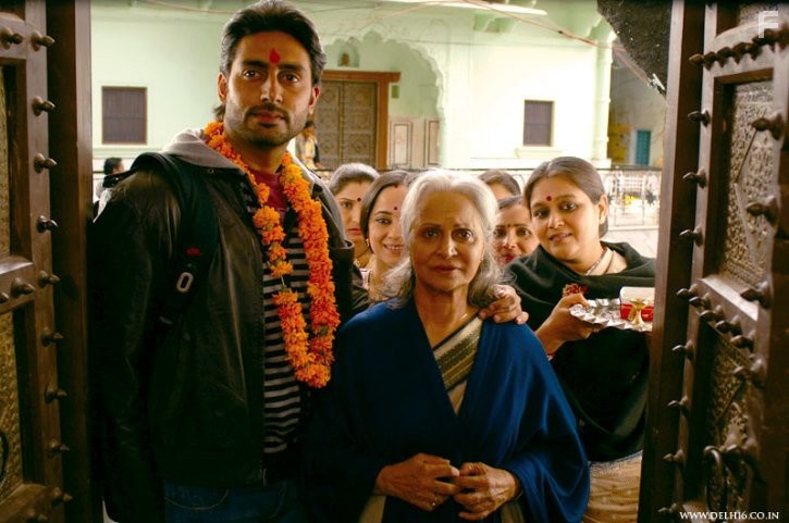 Abhishek Bachchan and Waheeda Rehman in Дели-6 (2009)