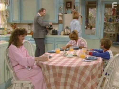 Andrea Elson, Benji Gregory, Anne Schedeen, and Max Wright in Альф (1986)