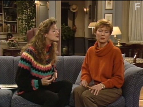 Andrea Elson and Anne Schedeen in Альф (1986)