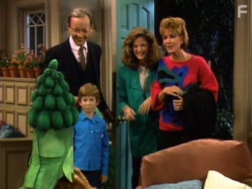 Andrea Elson, Benji Gregory, Anne Schedeen, and Max Wright in Альф (1986)