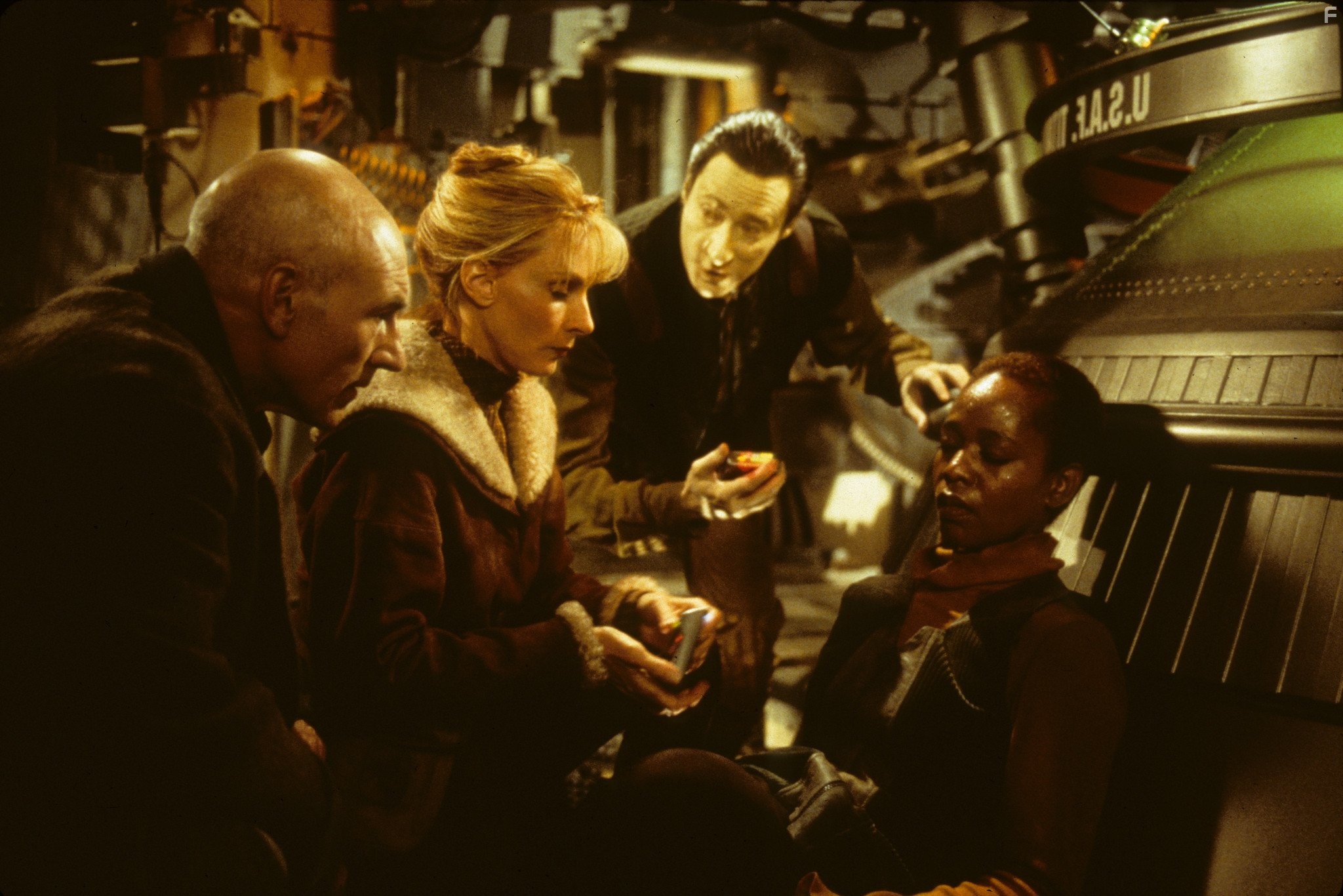 Gates McFadden, Brent Spiner, Patrick Stewart, and Alfre Woodard in Звездный путь: Первый контакт (1996)