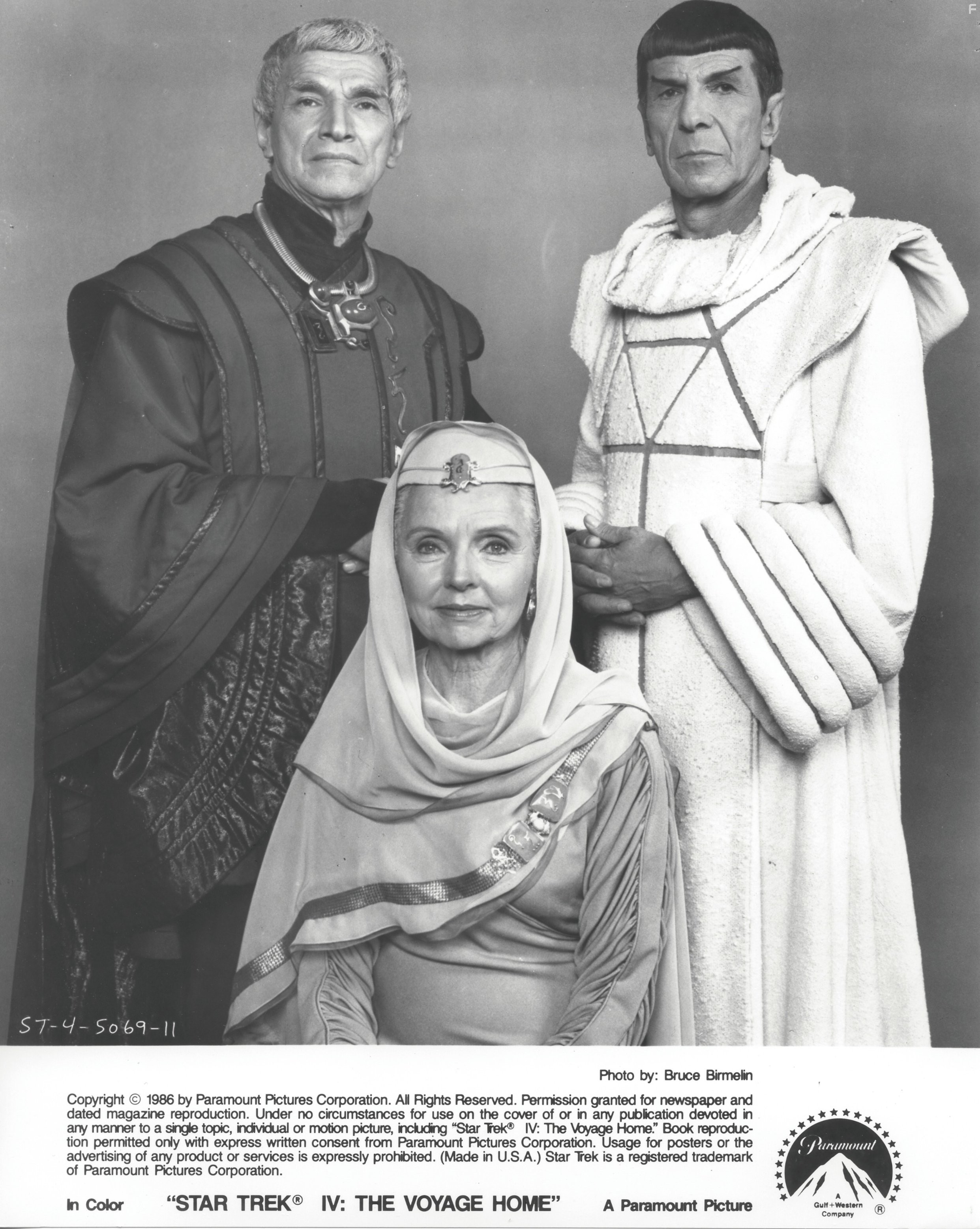 Leonard Nimoy, Mark Lenard, and Jane Wyatt in Звездный путь 4: Дорога домой (1986)