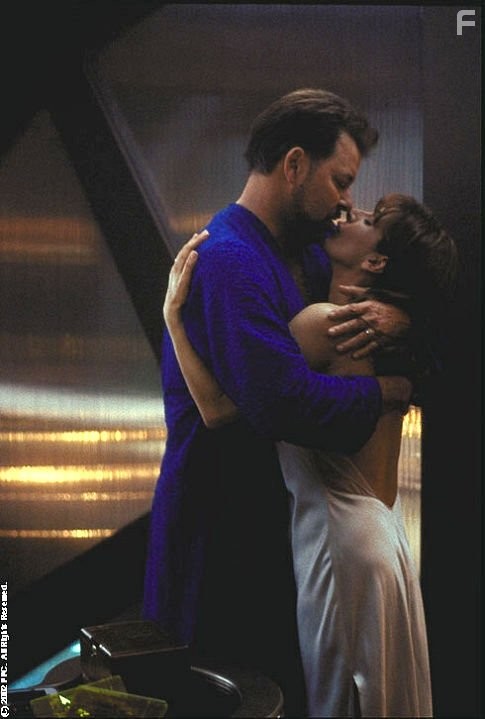 Jonathan Frakes and Marina Sirtis in Звездный путь: Возмездие (2002)