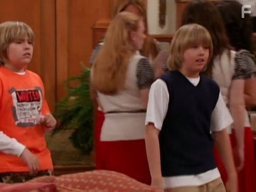 Cole Sprouse and Dylan Sprouse in Всё тип-топ, или Жизнь Зака и Коди (2005)