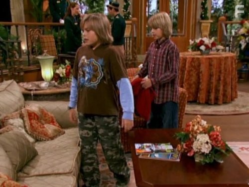 Cole Sprouse and Dylan Sprouse in Всё тип-топ, или Жизнь Зака и Коди (2005)