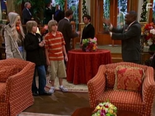 Phill Lewis, Cole Sprouse, Dylan Sprouse, and Ashley Tisdale in Всё тип-топ, или Жизнь Зака и Коди (2005)