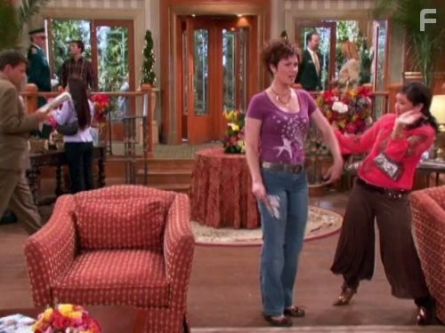 Kim Rhodes and Brenda Song in Всё тип-топ, или Жизнь Зака и Коди (2005)