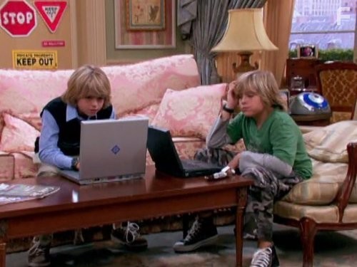 Cole Sprouse and Dylan Sprouse in Всё тип-топ, или Жизнь Зака и Коди (2005)