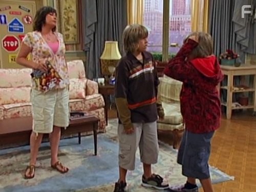 Kim Rhodes, Cole Sprouse, and Dylan Sprouse in Всё тип-топ, или Жизнь Зака и Коди (2005)