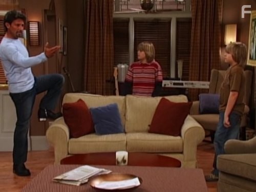 Cole Sprouse, Dylan Sprouse, and Robert Torti in Всё тип-топ, или Жизнь Зака и Коди (2005)