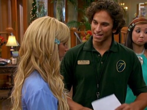 Brenda Song, Ashley Tisdale, and Aaron Musicant in Всё тип-топ, или Жизнь Зака и Коди (2005)