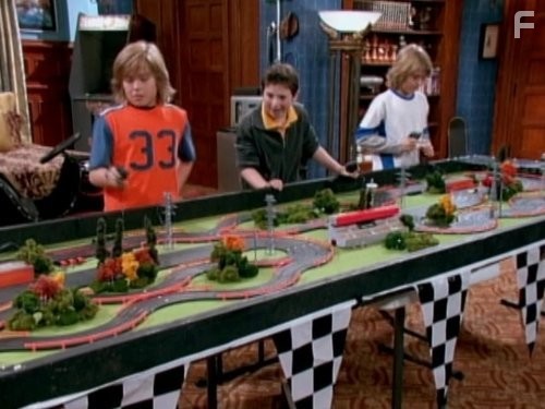 Cole Sprouse, Dylan Sprouse, and Mike Weinberg in Всё тип-топ, или Жизнь Зака и Коди (2005)