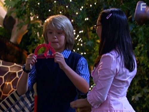 Cole Sprouse and Sophie Oda in Всё тип-топ, или Жизнь Зака и Коди (2005)