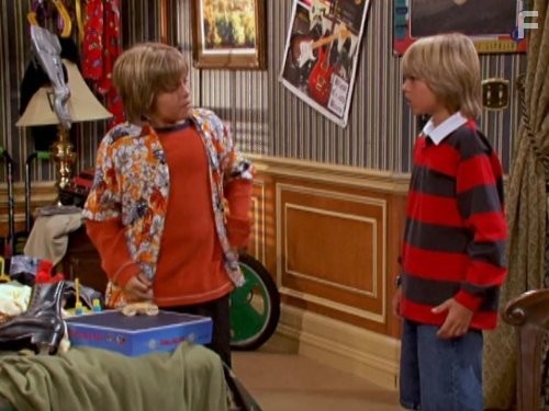 Cole Sprouse and Dylan Sprouse in Всё тип-топ, или Жизнь Зака и Коди (2005)