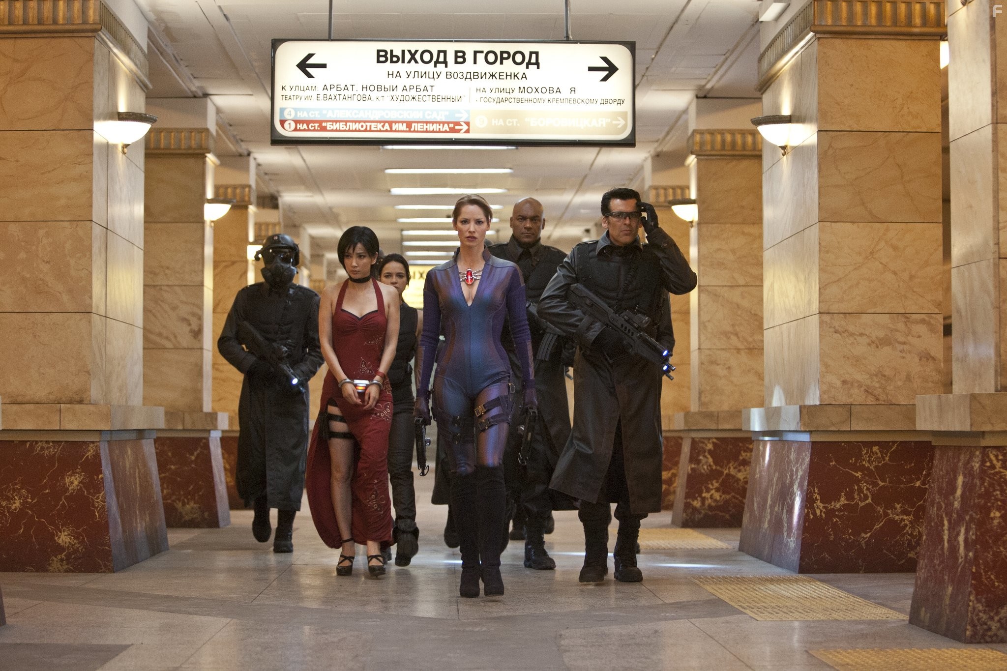 Oded Fehr, Sienna Guillory, and Bingbing Li in Обитель зла: Возмездие (2012)