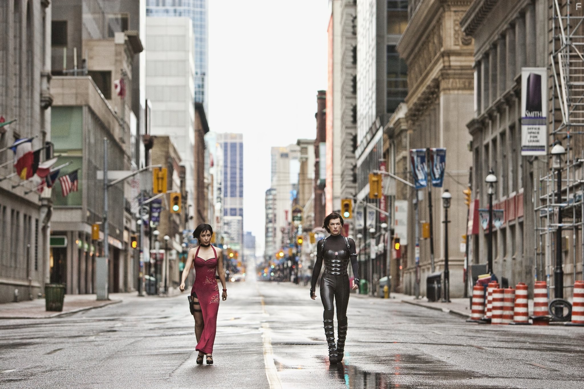Milla Jovovich and Bingbing Li in Обитель зла: Возмездие (2012)