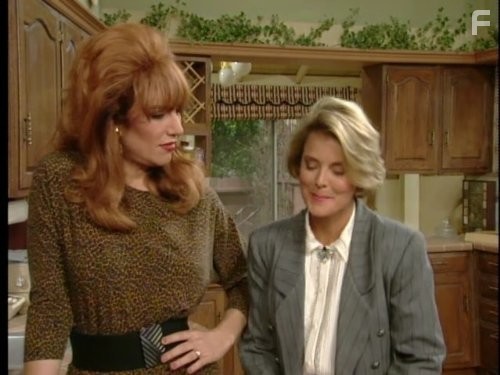 Amanda Bearse and Katey Sagal in Женаты... с детьми (1987)