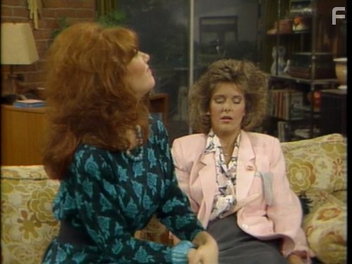Amanda Bearse and Katey Sagal in Женаты... с детьми (1987)