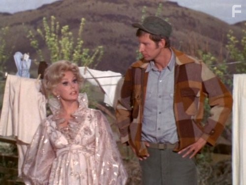 Eva Gabor and Tom Lester in Зеленые просторы (1965)