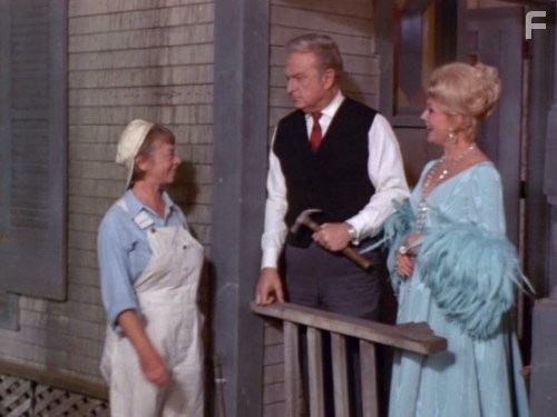 Eddie Albert, Eva Gabor, and Mary Grace Canfield in Зеленые просторы (1965)
