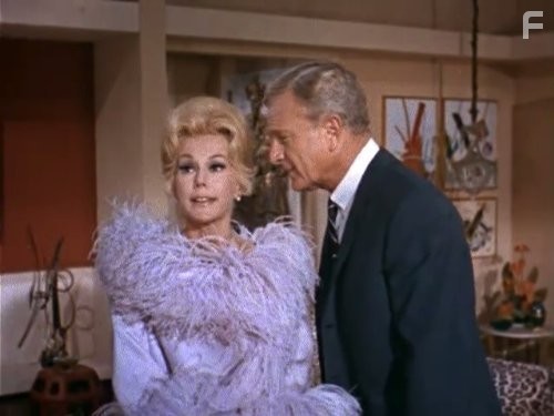 Eddie Albert and Eva Gabor in Зеленые просторы (1965)