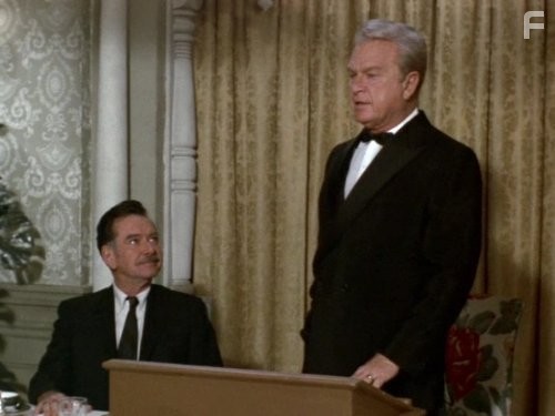 Eddie Albert and Don Keefer in Зеленые просторы (1965)