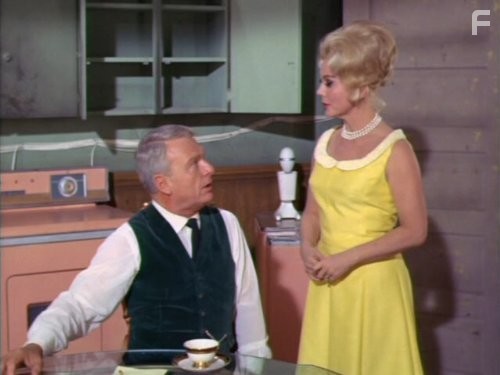 Eddie Albert and Eva Gabor in Зеленые просторы (1965)