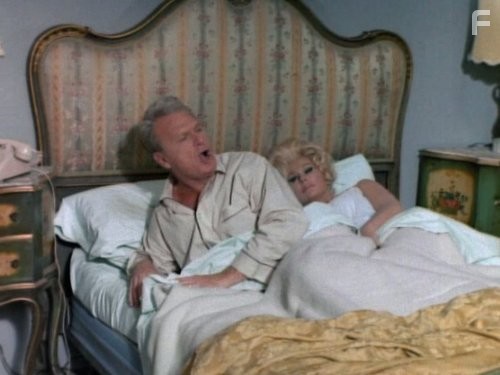 Eddie Albert and Eva Gabor in Зеленые просторы (1965)