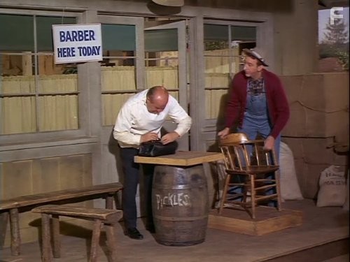 Kay E. Kuter and J. Pat O'Malley in Зеленые просторы (1965)