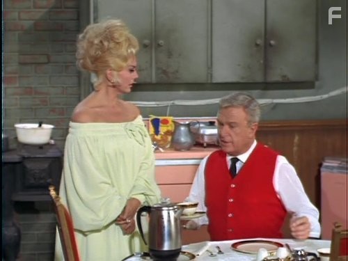 Eddie Albert and Eva Gabor in Зеленые просторы (1965)