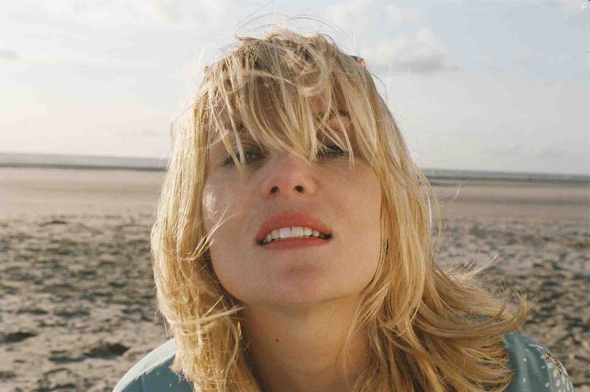 Emmanuelle Seigner in Скафандр и бабочка (2007)